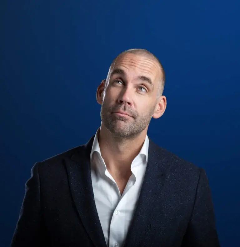 Agency 19 RichardVanHooijdonk_Clean-blue-square.jpg